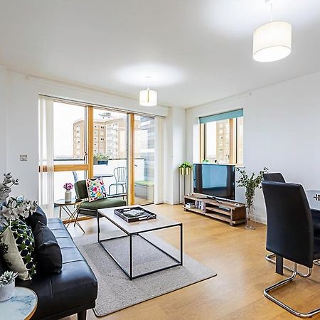 Trendy Queen'S Park Apartment With Views Across Londyn Zewnętrze zdjęcie