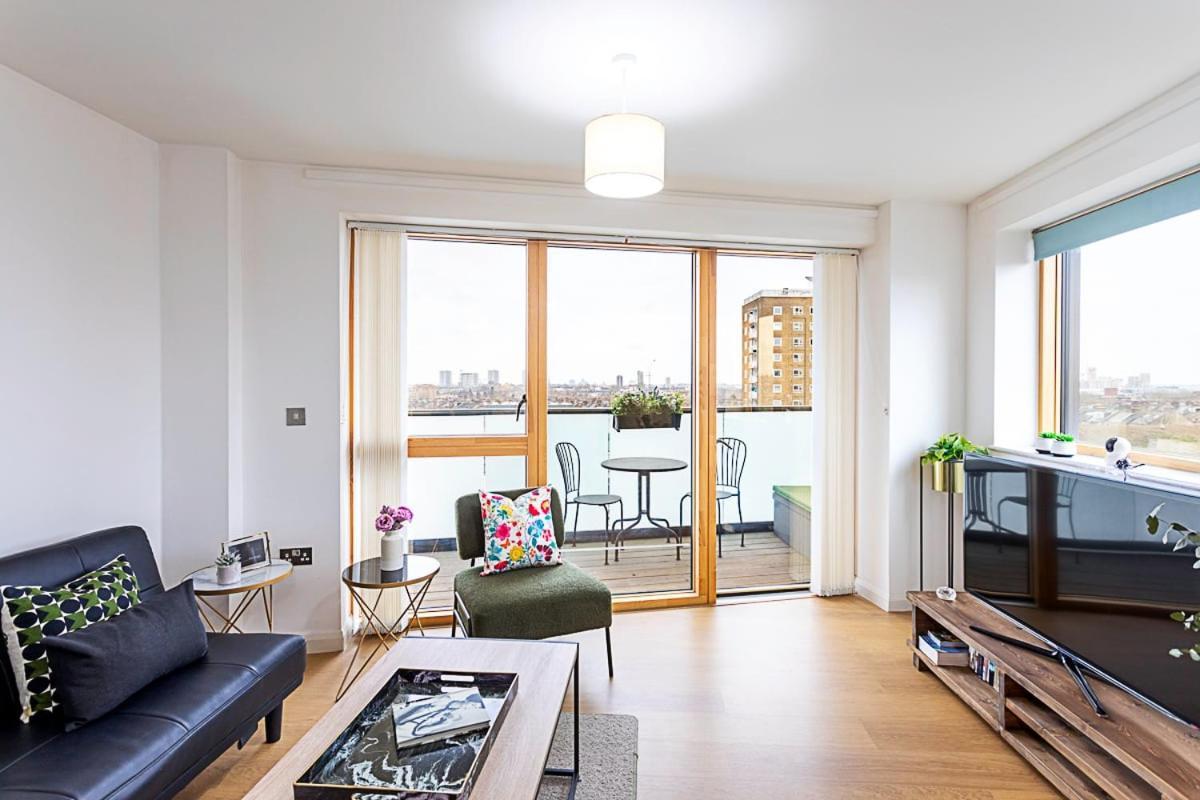 Trendy Queen'S Park Apartment With Views Across Londyn Zewnętrze zdjęcie