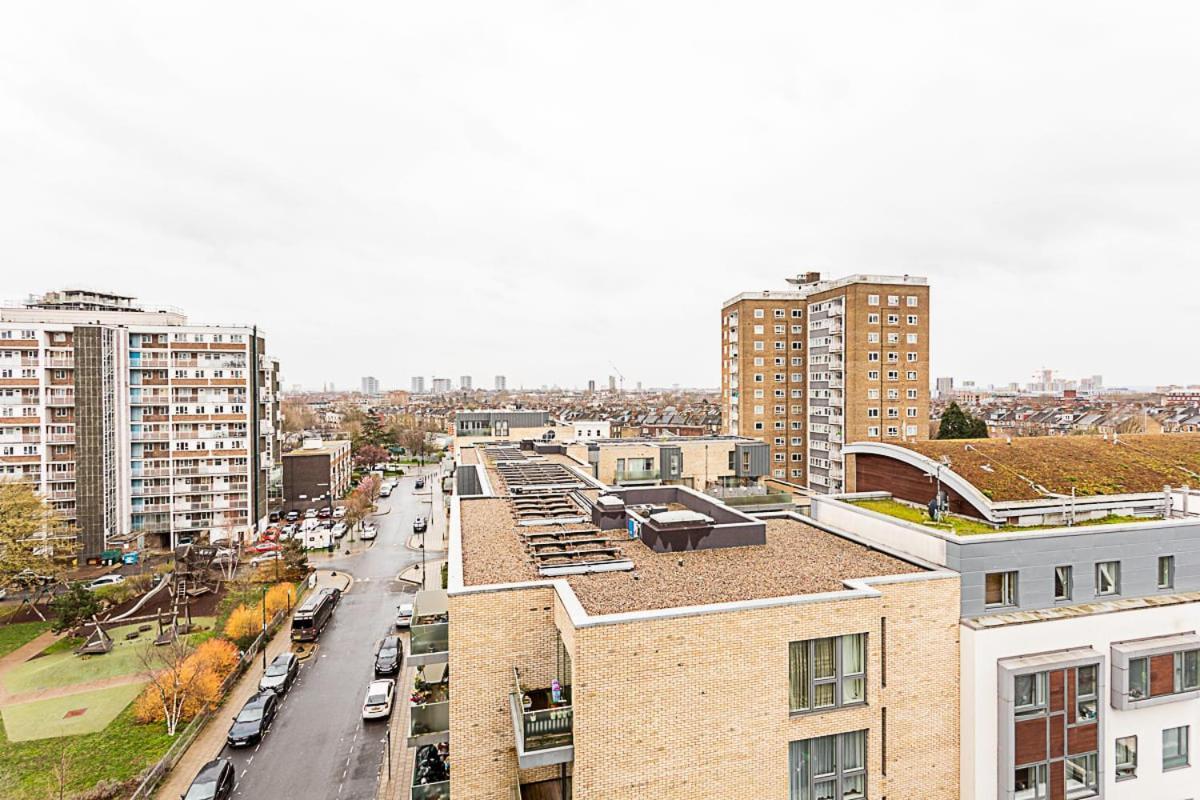 Trendy Queen'S Park Apartment With Views Across Londyn Zewnętrze zdjęcie