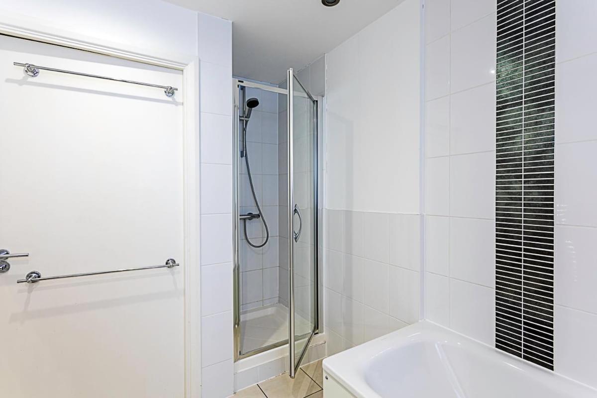 Trendy Queen'S Park Apartment With Views Across Londyn Zewnętrze zdjęcie
