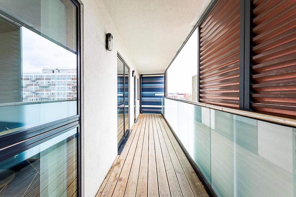Trendy Queen'S Park Apartment With Views Across Londyn Zewnętrze zdjęcie