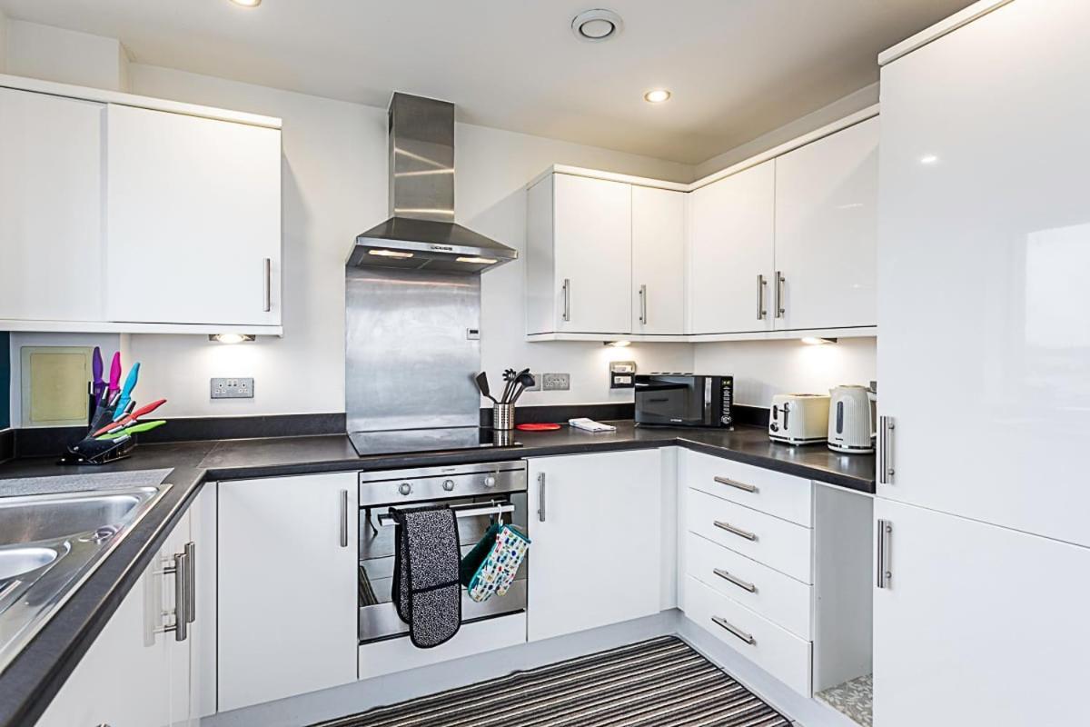 Trendy Queen'S Park Apartment With Views Across Londyn Zewnętrze zdjęcie
