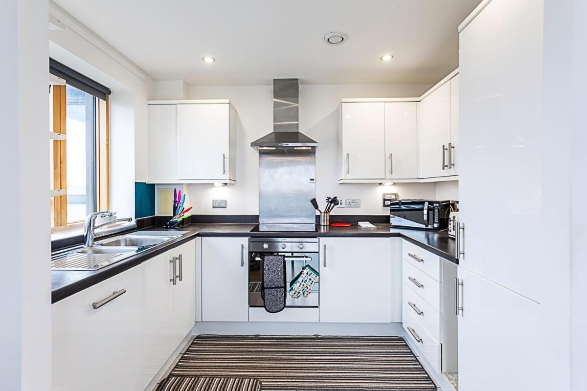 Trendy Queen'S Park Apartment With Views Across Londyn Zewnętrze zdjęcie