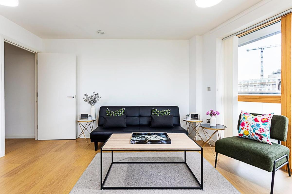 Trendy Queen'S Park Apartment With Views Across Londyn Zewnętrze zdjęcie