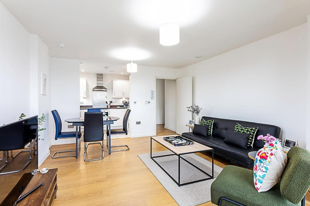Trendy Queen'S Park Apartment With Views Across Londyn Zewnętrze zdjęcie