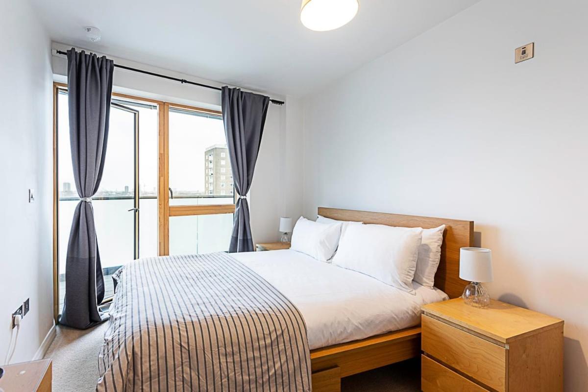 Trendy Queen'S Park Apartment With Views Across Londyn Zewnętrze zdjęcie