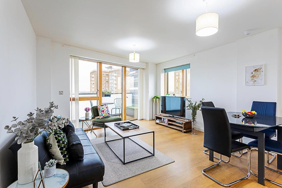 Trendy Queen'S Park Apartment With Views Across Londyn Zewnętrze zdjęcie